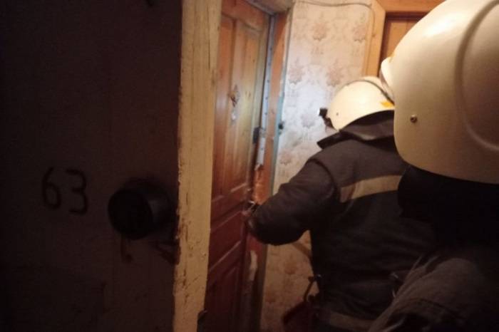 На Харківщині рятувальники допомогли медикам потрапити в квартиру до хворого чоловіка