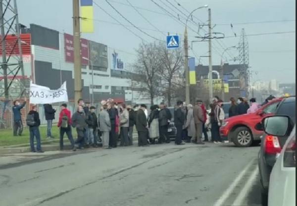 Робітники Харківського авіазаводу перекрили дорогу через борги по зарплаті