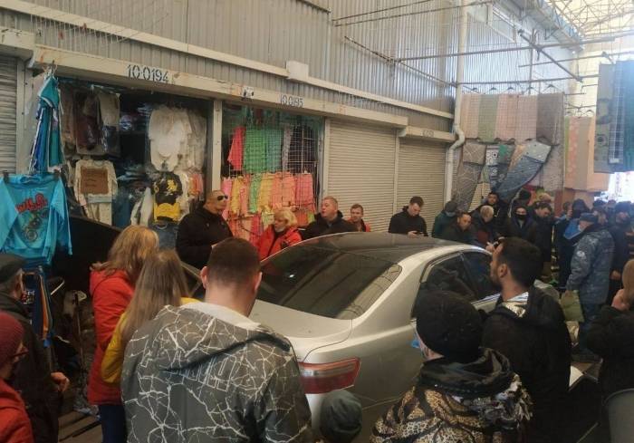 На ринку “Барабашова” автомобіль заїхав в торгові ряді. Є постраждалі
