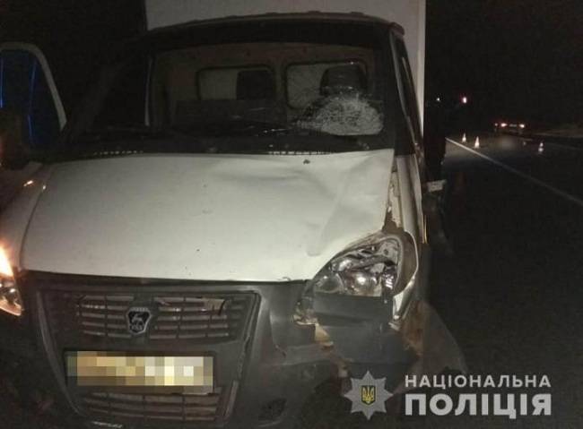 В Изюме под колесами грузовика погиб пешеход