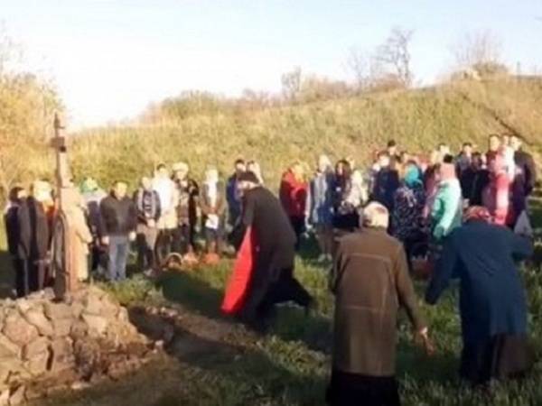 На Харьковщине священник испортил прихожанам праздник (видео)