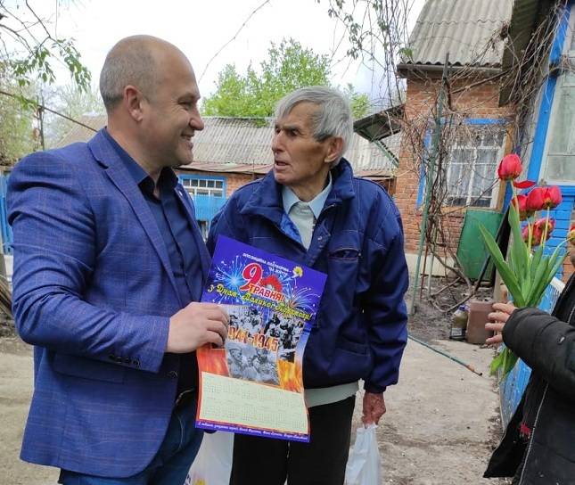 Депутат Ізюмської районної ради від фракції ОПЗЖ Віталій Костомаров привітав ветерана села Першотравневе