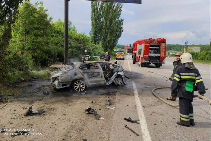 Під Харковом автівка спалахнула після зіткнення з рекламним щитом