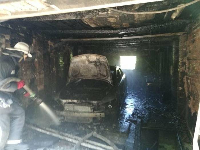 У Харкові невдаха-самогубця спалив дві автівки