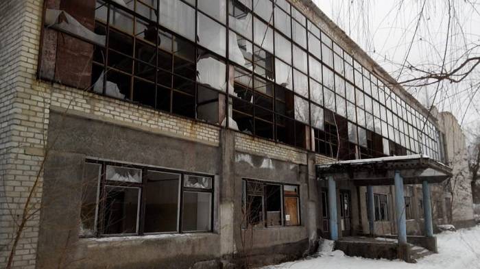 Бывший Дворец спорта Изюма разбирают на стройматериалы