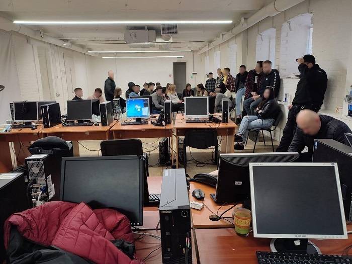 На Харківщині кіберполіція викрила шахрайський колл-центр
