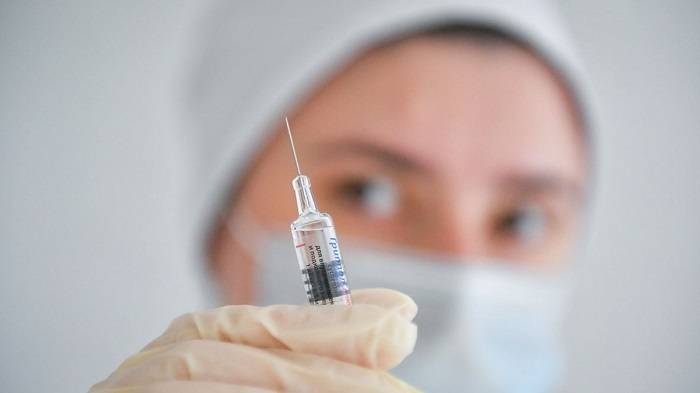 В Україні починається масова вакцинація чиновників від COVID-19