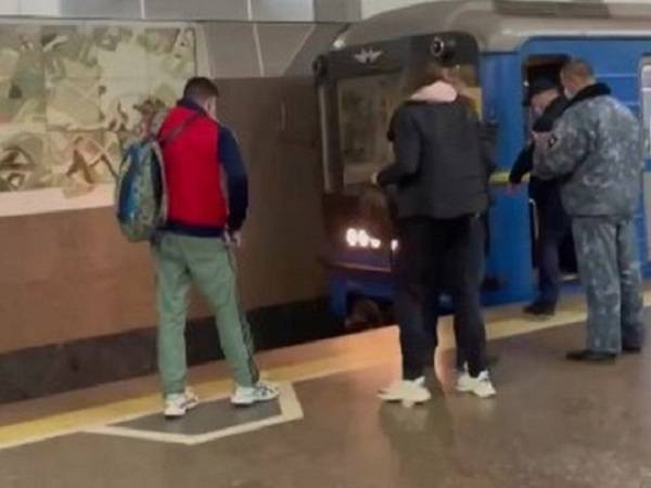 У Харкові іноземець стрибнув під потяг в метро (відео)