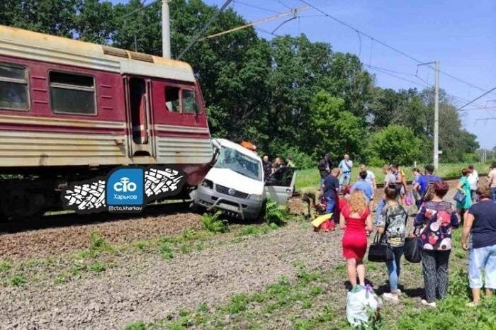 На Харьковщине поезд протаранил микроавтобус