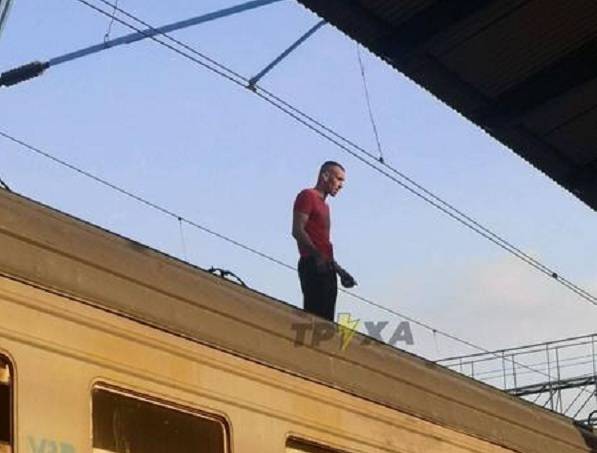 В Харкові чоловік на декілька годин заблокував рух електропоїздів