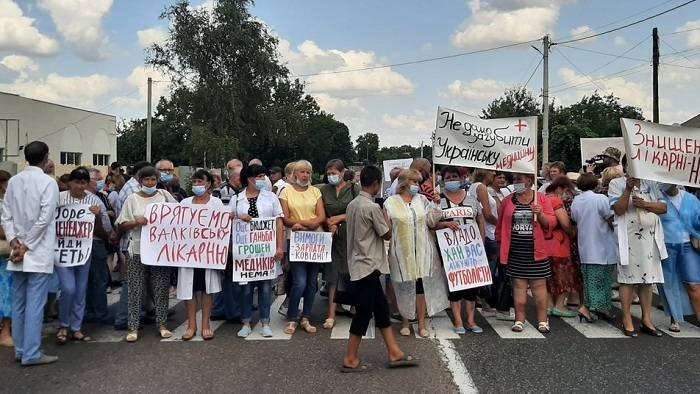 На Харківщині медики перекрили трасу через борги по заробітній платі