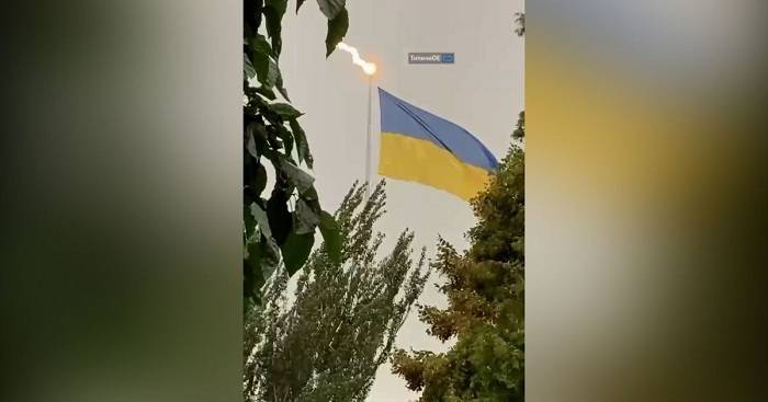 У Харкові блискавка влучила в недавно встановлений флагшток (відео)