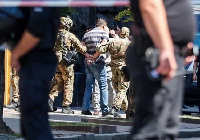 Чоловіка, який намагався захопити Кабмін, затримано. Відео