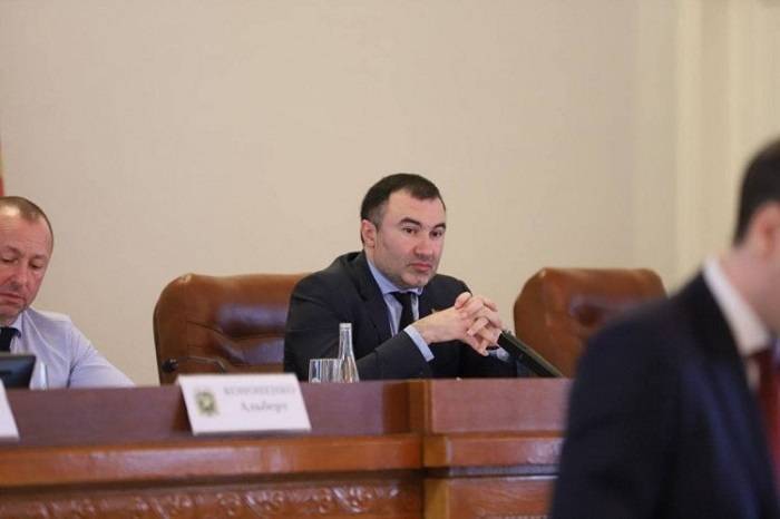 Голову облради Товмасяна хочуть виключити з фракції “Слуга народу”