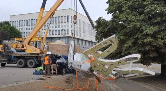 У Херсоні гігантський флагшток, встановлений до Дня Незалежності впав на припаркований Lexus
