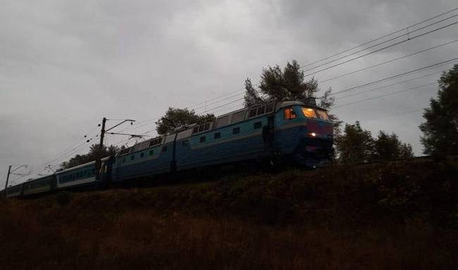 В Харьковской области поезд переехал пенсионерку, которая перебегала колею
