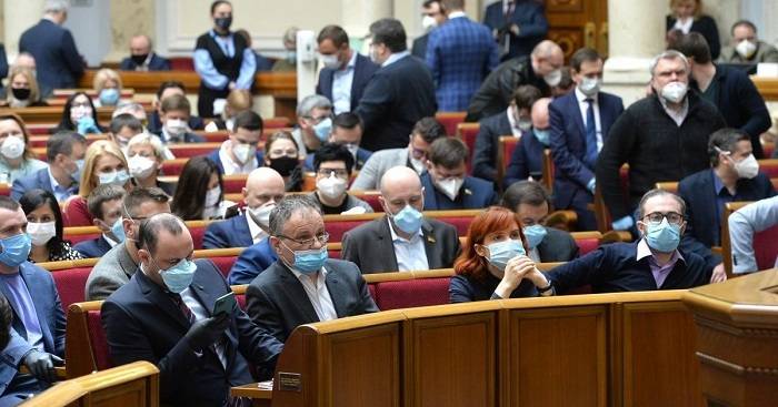 Народні депутати відмовилися надавати фіндопомогу українцям, які працювали за кордоном
