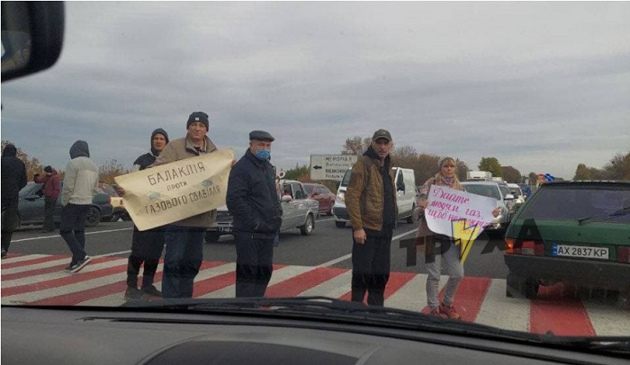 В Чугуеве люди перекрыли трассу, протестуя против высоких тарифов