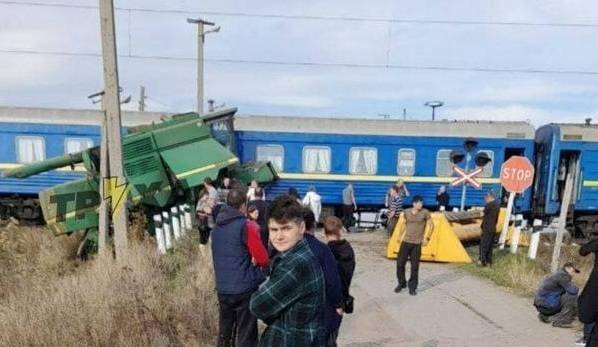 Поезд Бахмут — Львов столкнулся с комбайном