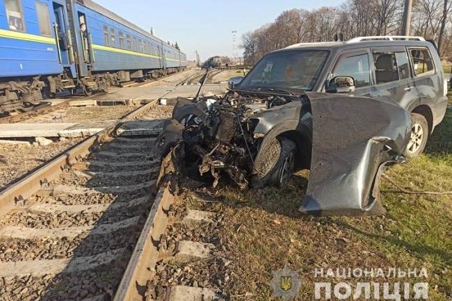 В Харьковской области поезд столкнулся с внедорожником