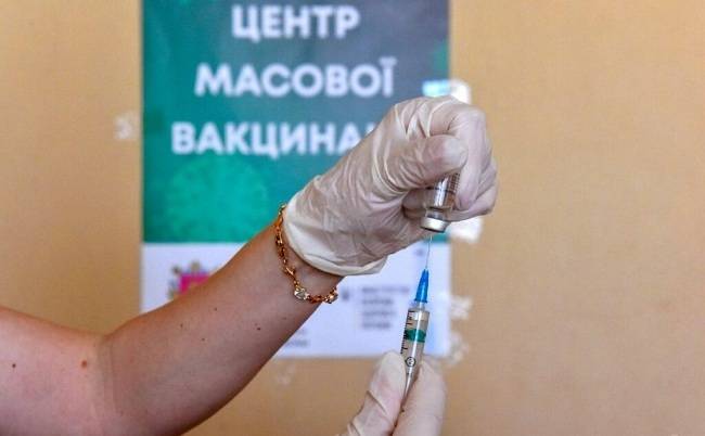 Листонош і соцпрацівників включать до переліку професій, що підлягають обов’язковій вакцинації