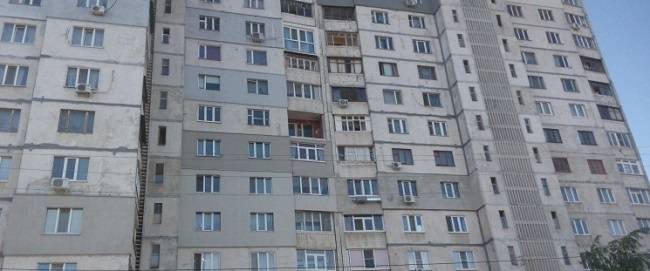 В Харькове во время уборки женщина выпала из окна многоэтажки