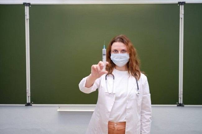 В Харьковской области более сотни невакцинированных учителей отстранили от работы
