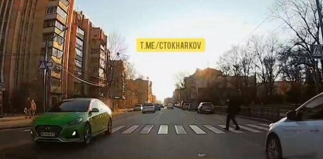 В Харькове на пешеходном переходе сбили ребенка (видео)