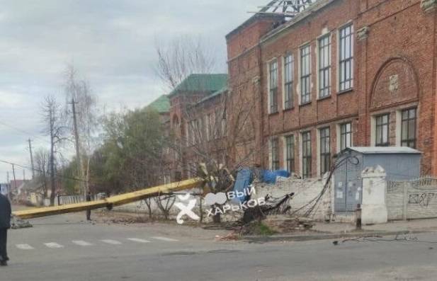 На Харьковщине во время ремонта крыши школы рухнул строительный кран
