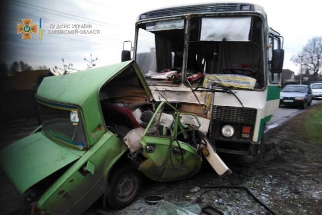 В Харьковской области автомобиль столкнулся с пассажирским автобусом