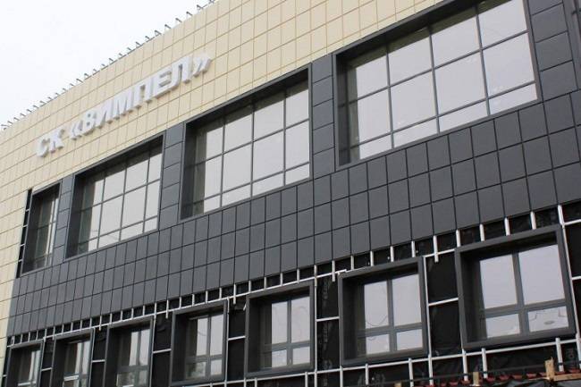 В Балаклійському спорткомплексі “Вимпел” закінчують фасадні роботи
