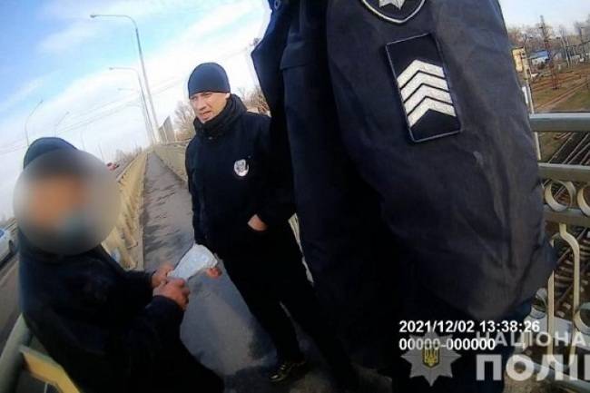 В Харьковской области полицейские спасли мужчину от самоубийства