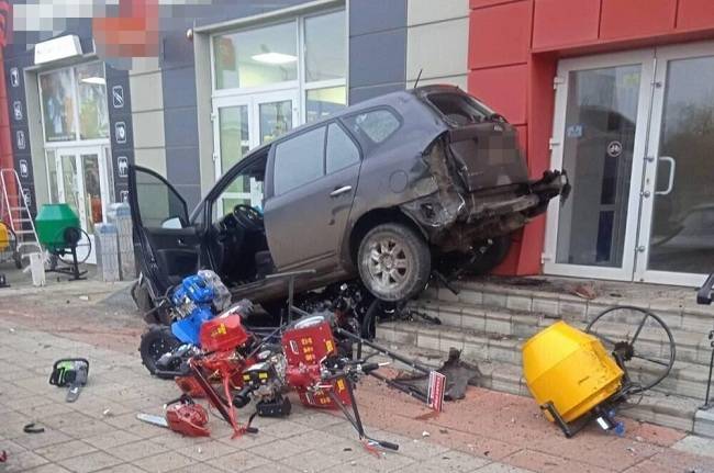 На Харківщині п’яний водій розштовхав авто на дорозі та “влетів” на сходи магазину