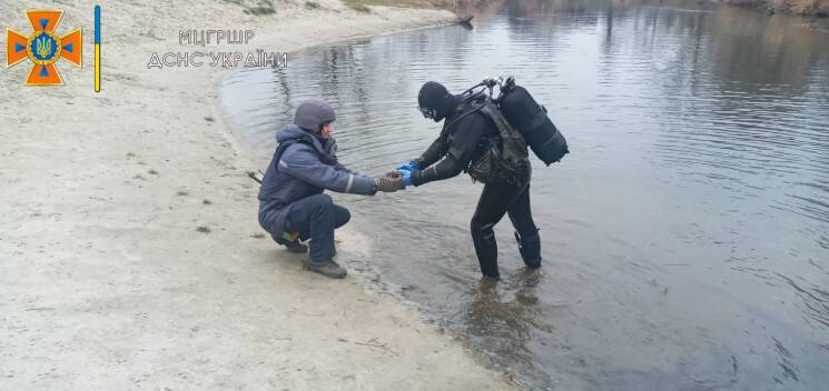 В Балаклейской ОТГ со дна реки достали мину
