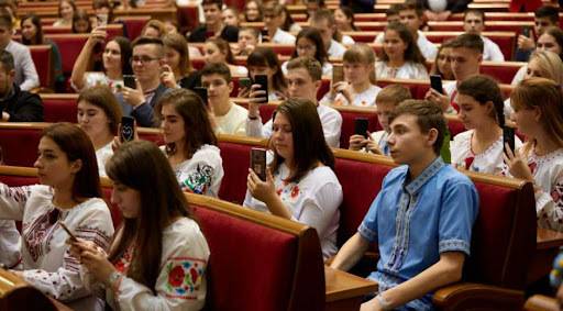 В Україні хочуть дозволити з 16 років ставати мерами та вступати в партії