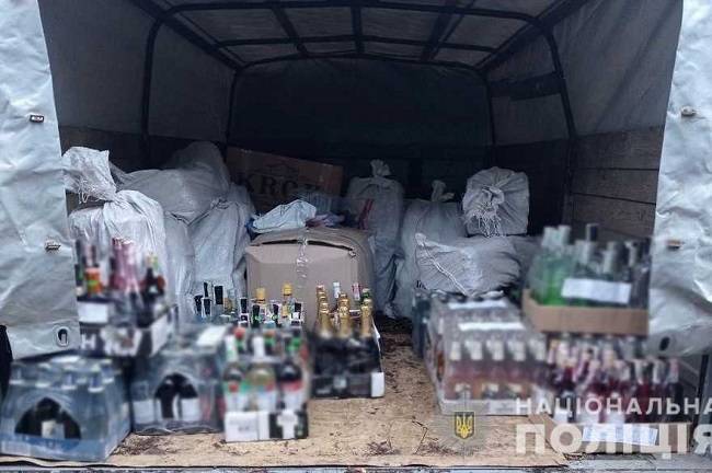 В Балаклее разоблачили предпринимателя, который торговал контрафактным алкоголем и сигаретами
