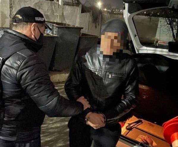 В Балаклее мужчина, которого на 10 лет лишили водительских прав, пытался за взятку выкупить авто