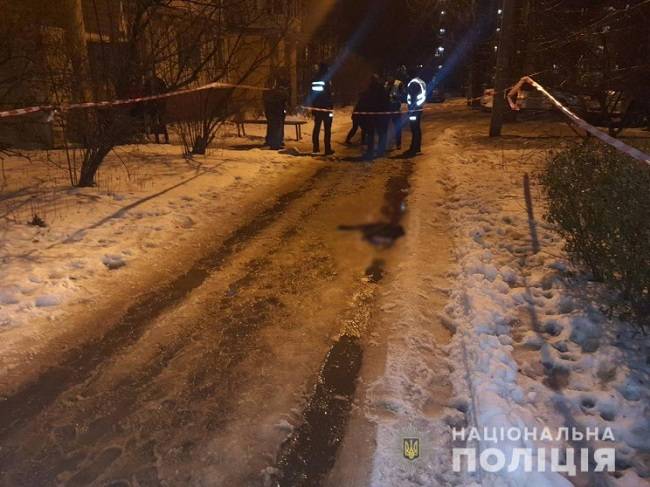 В Харкові у дворі багатоповерхівки виявили тіло немовляти у пакеті