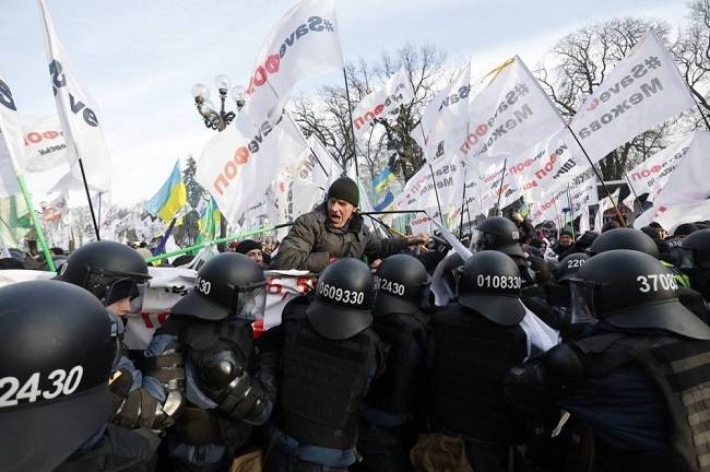 Під Радою зіткнення ФОПів із поліцією