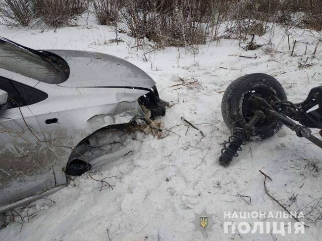 В Харьковской области такси с пассажирами сорвалось с моста