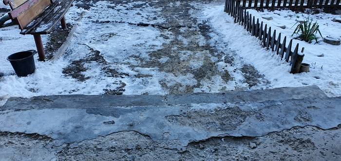 Комунальні служби Балаклії відповіли з приводу ями біля будинку