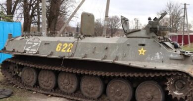 Російські військові в селі під Ізюмом ремонтують розбиту техніку