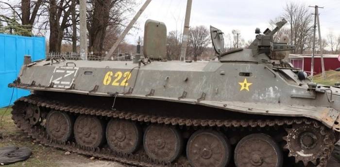 Российские военные в деревне под Изюмом ремонтируют разбитую технику