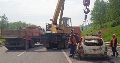 З державних доріг Харківської області прибирають автомобілі, розбиті обстрілами