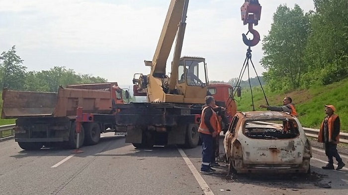 З державних доріг Харківської області прибирають автомобілі, розбиті обстрілами