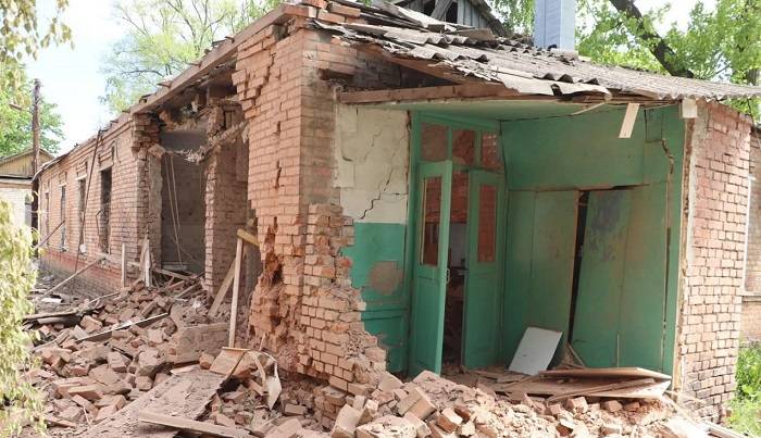 В селе Шебелинка российский снаряд попал в ангарное здание