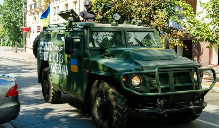Харківські поліцейські патрулюють місто на трофейному “Тигрі”