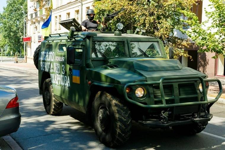 Харьковские полицейские патрулируют город на трофейном «Тигре»