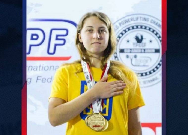 Спортсменка из Балаклеи собрала «золото» на соревнованиях по пауэрлифтингу