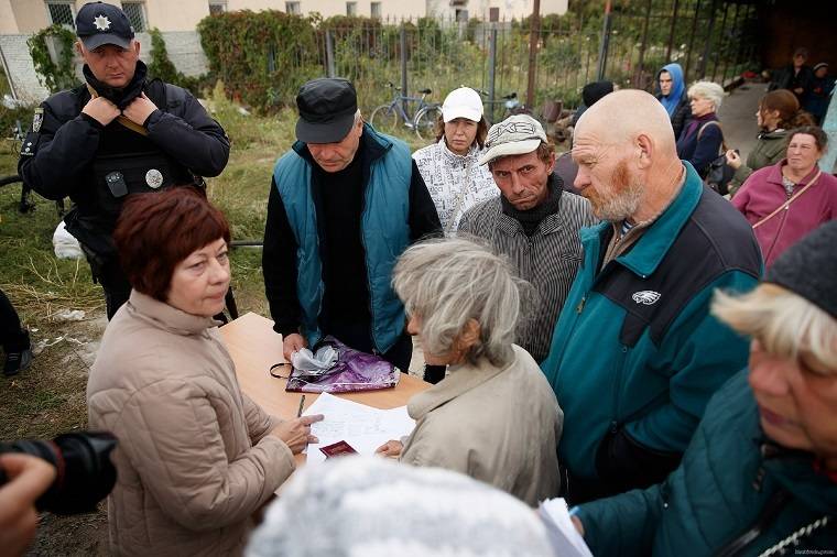 На деоккупированной Харьковщине начали выдавать денежную помощь и пенсии